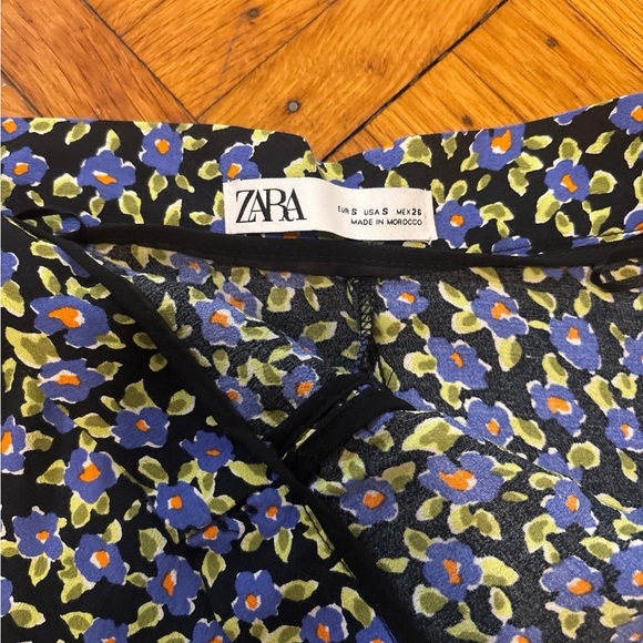 Zara Skirt w/ fabric covered buttons - Picture 5 of 5